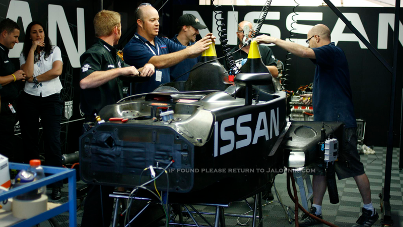 Illustration for article titled Watch Nissan's DeltaWing Get Punted By A Porsche